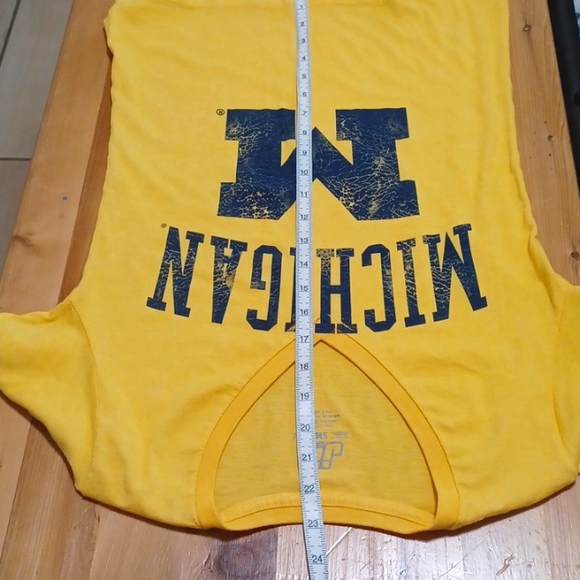 Small yellow fitted University of Michigan T - Picture 6 of 6